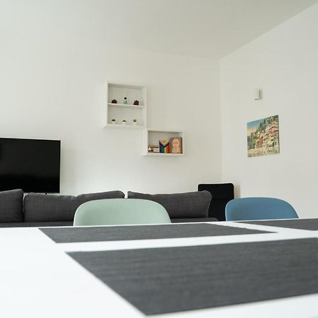 Piazza XX Settembre - Feel The Centre Apartment Леко Екстериор снимка