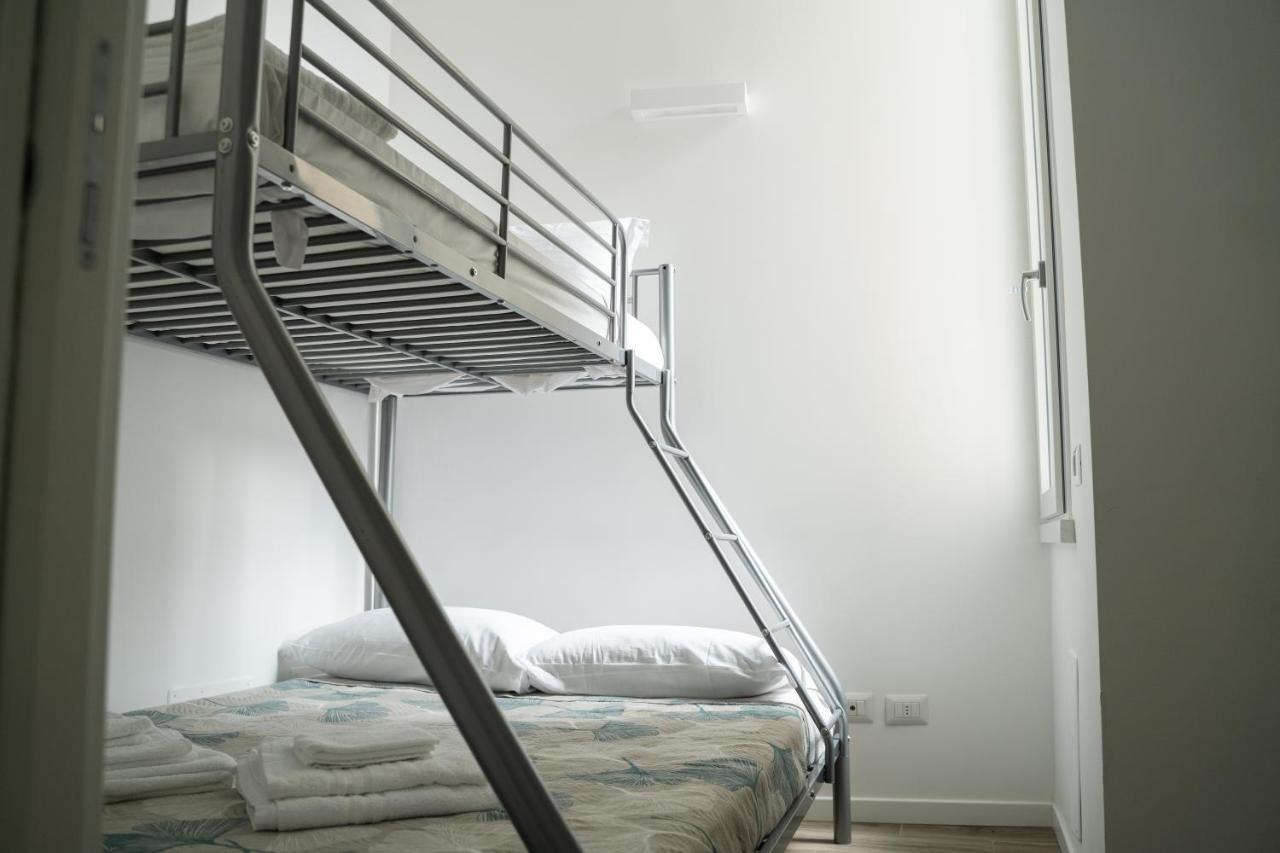 Piazza XX Settembre - Feel The Centre Apartment Леко Екстериор снимка