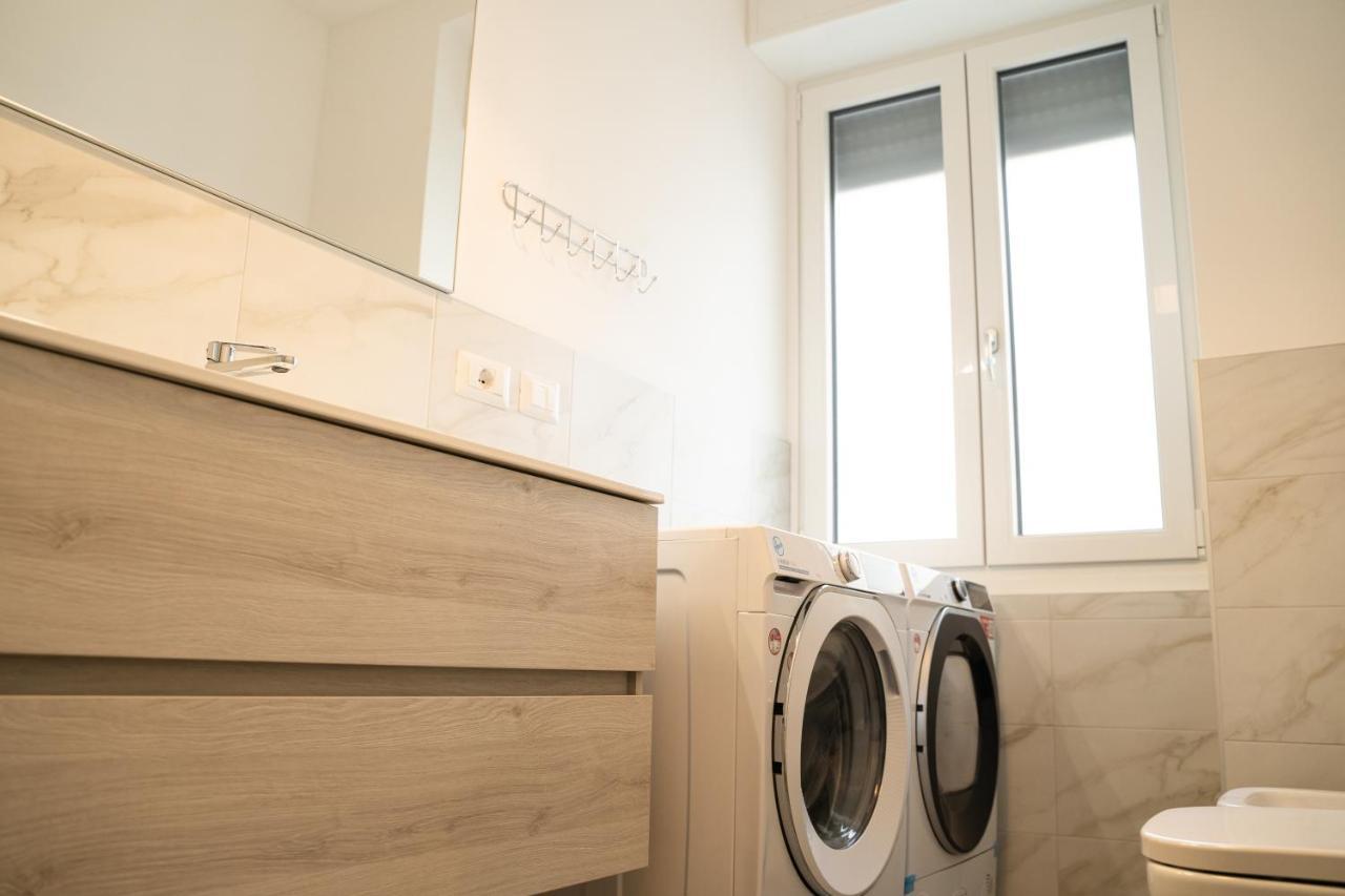 Piazza XX Settembre - Feel The Centre Apartment Леко Екстериор снимка