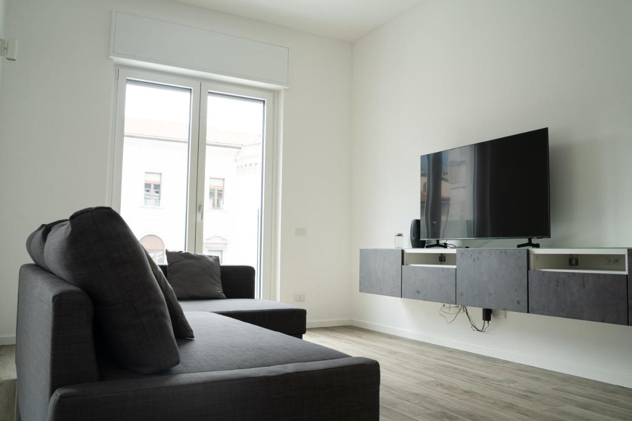 Piazza XX Settembre - Feel The Centre Apartment Леко Екстериор снимка