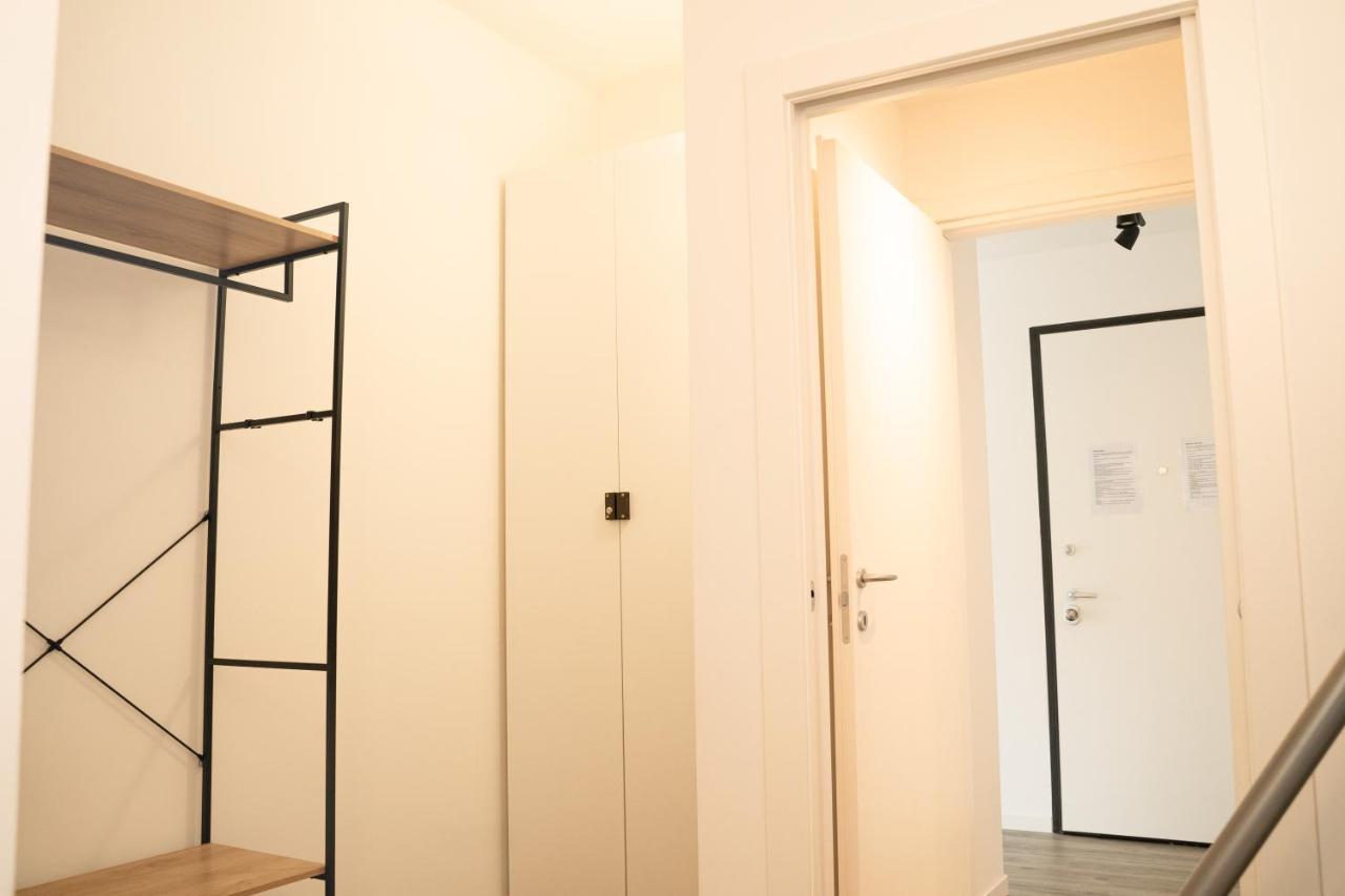 Piazza XX Settembre - Feel The Centre Apartment Леко Екстериор снимка