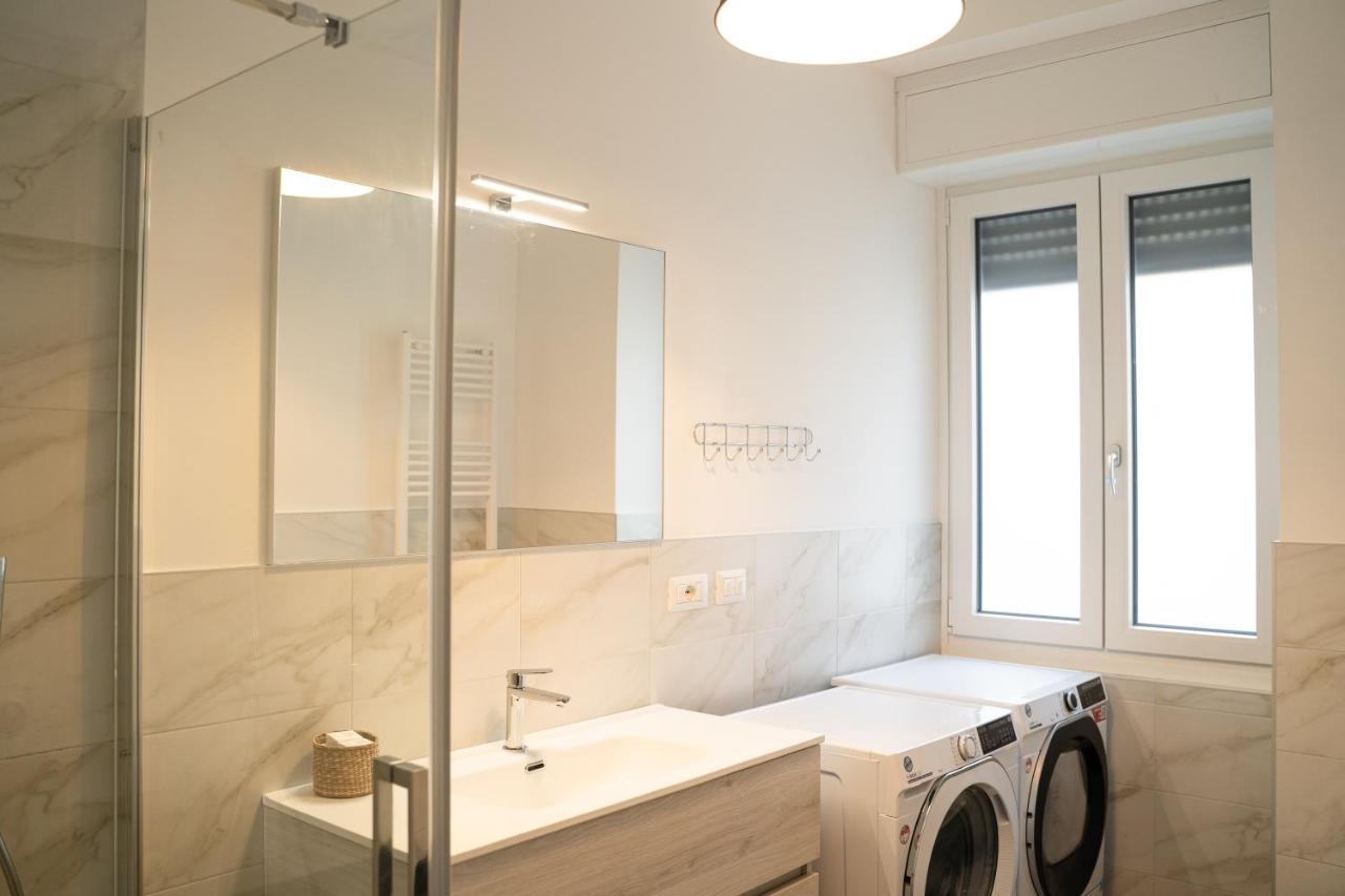 Piazza XX Settembre - Feel The Centre Apartment Леко Екстериор снимка