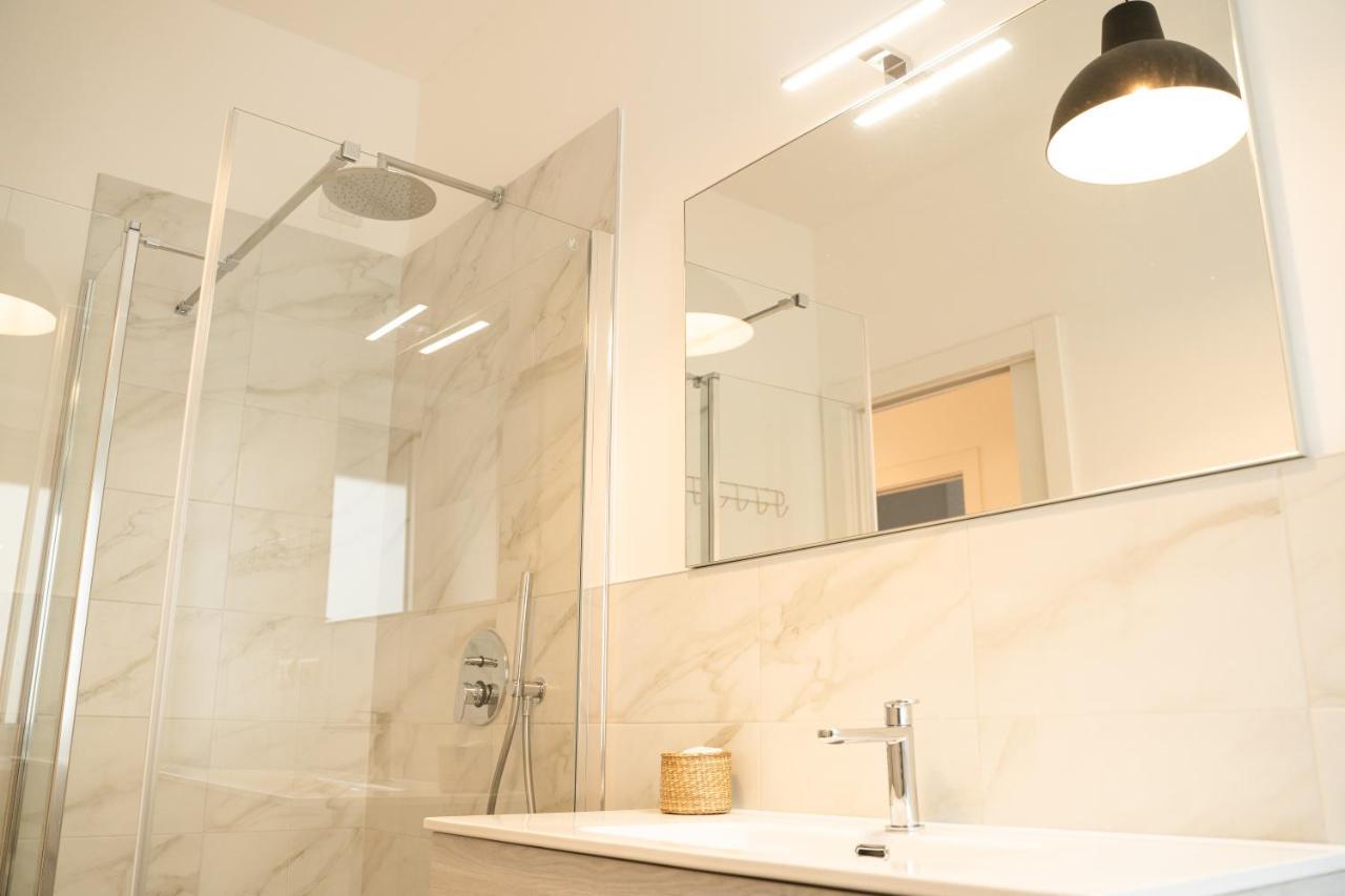 Piazza XX Settembre - Feel The Centre Apartment Леко Екстериор снимка